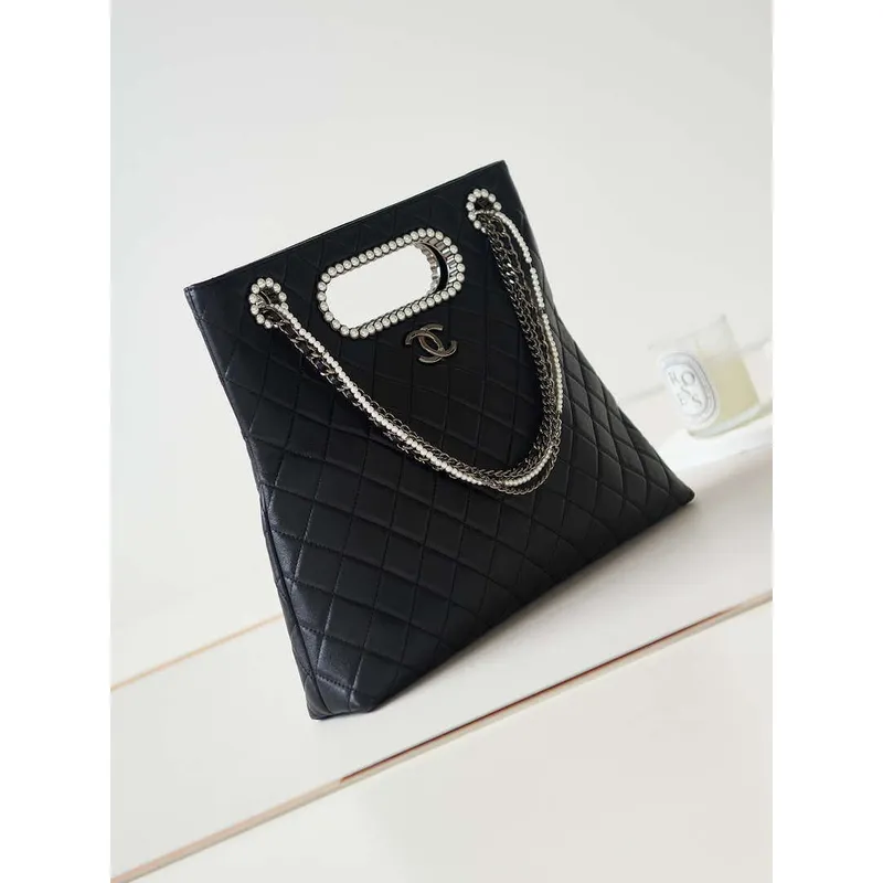 Chanel AS4222 Nákupní taška ze staré lesklé jehněčí kůže  Křišťálové perly a černý kov Černá