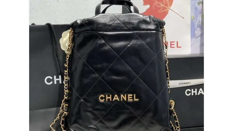 Chanel 22 AS3859: Luxusní batoh z lesklé černé telecí kůže se zlatými detaily