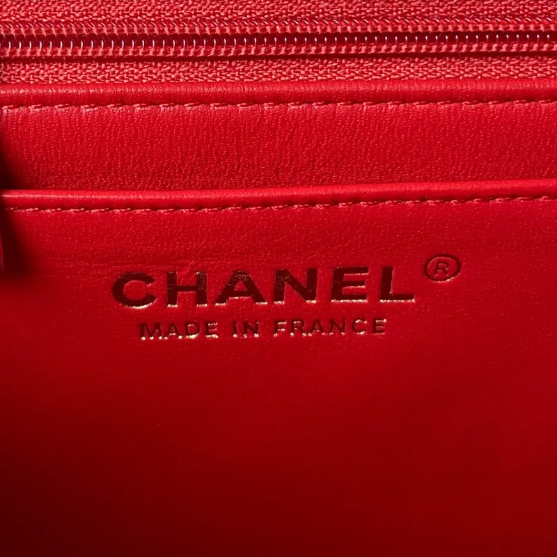 Chanel 23K AS2431 Mini kabelka s klopou z jehněčí kůže s horním uchem Červená