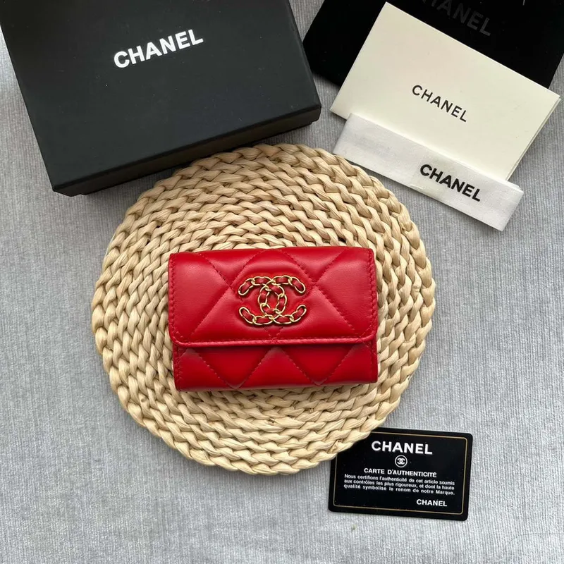 Chanel AP1790 19 klopový držák na karty z lesklé jehněčí kůže, zlatý kov s rutheniovou povrchovou úpravou, červený
