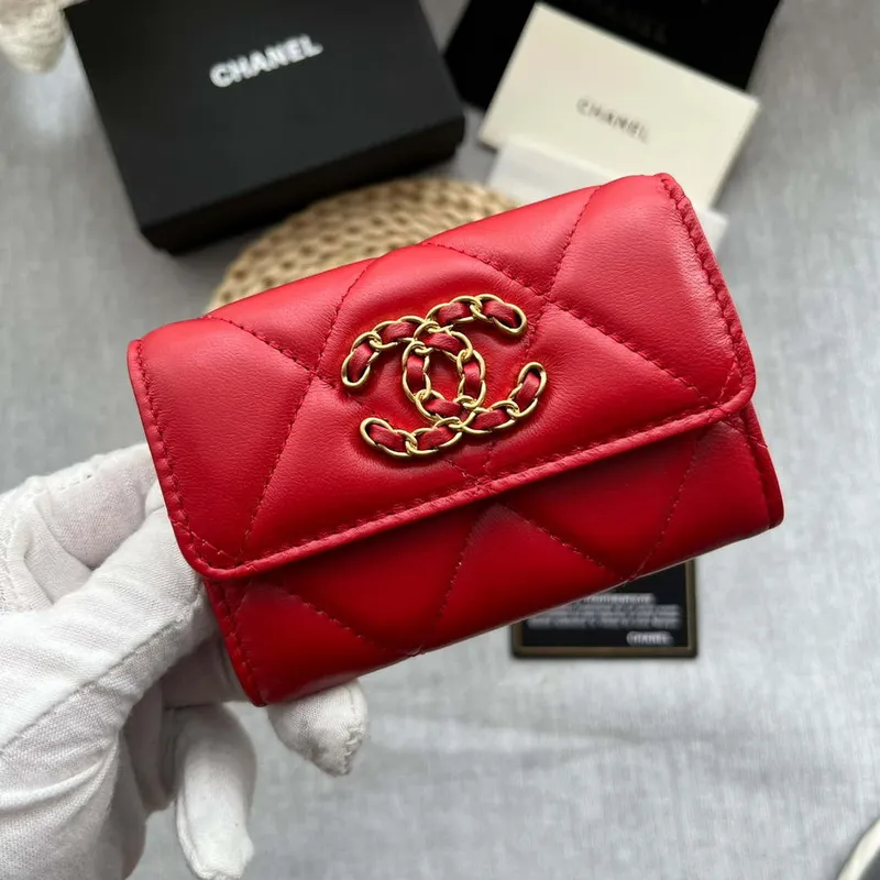 Chanel AP1790 19 klopový držák na karty z lesklé jehněčí kůže, zlatý kov s rutheniovou povrchovou úpravou, červený