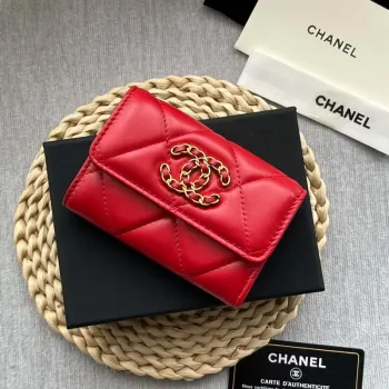 Chanel AP1790 19 klopový držák na karty z lesklé jehněčí kůže, zlatý kov s rutheniovou povrchovou úpravou, červený