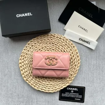 Chanel AP1790 19 klopový držák na karty z lesklé jehněčí kůže, zlatý kov s rutheniovou povrchovou úpravou, růžový