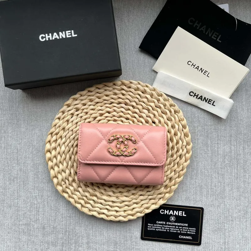 Chanel AP1790 19 klopový držák na karty z lesklé jehněčí kůže, zlatý kov s rutheniovou povrchovou úpravou, růžový