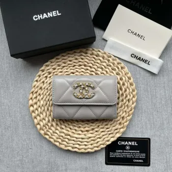 Chanel AP1790 19 klopový držák na karty z lesklé jehněčí kůže, zlatý rutheniový kov, šedá barva