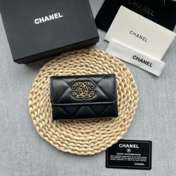 Chanel AP1790 19 klopový držák na karty z lesklé jehněčí kůže, zlatý odstín, rutheniová povrchová úprava kovu, černá barva