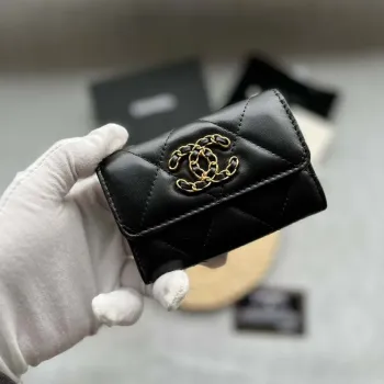 Chanel AP1790 19 klopový držák na karty z lesklé jehněčí kůže, zlatý odstín, rutheniová povrchová úprava kovu, černá barva