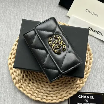 Chanel AP1790 19 klopový držák na karty z lesklé jehněčí kůže, zlatý odstín, rutheniová povrchová úprava kovu, černá barva