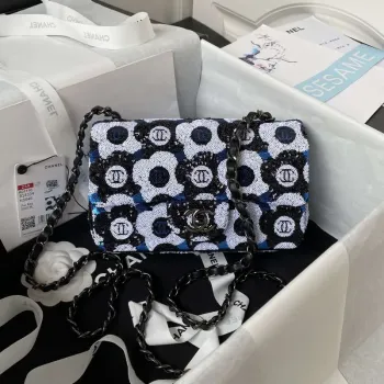 Chanel AS4418 Malá kabelka s klopou, flitry a kovovými detaily s rutheniovou povrchovou úpravou