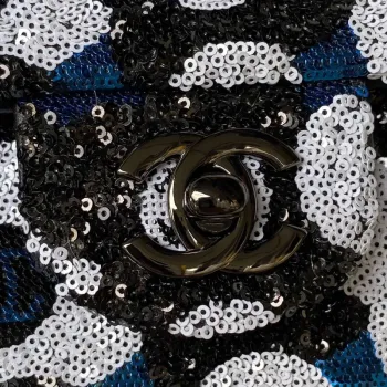 Chanel AS4418 Malá kabelka s klopou, flitry a kovovými detaily s rutheniovou povrchovou úpravou