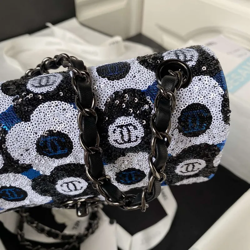 Chanel AS4418 Malá kabelka s klopou, flitry a kovovými detaily s rutheniovou povrchovou úpravou