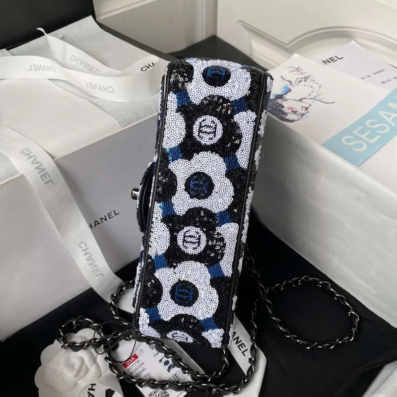 Chanel AS4418 Malá kabelka s klopou, flitry a kovovými detaily s rutheniovou povrchovou úpravou