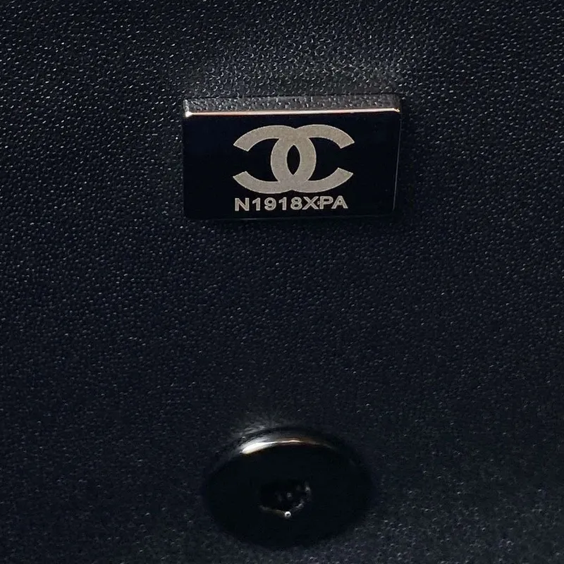 Chanel AS4418 Malá kabelka s klopou, flitry a kovovými detaily s rutheniovou povrchovou úpravou