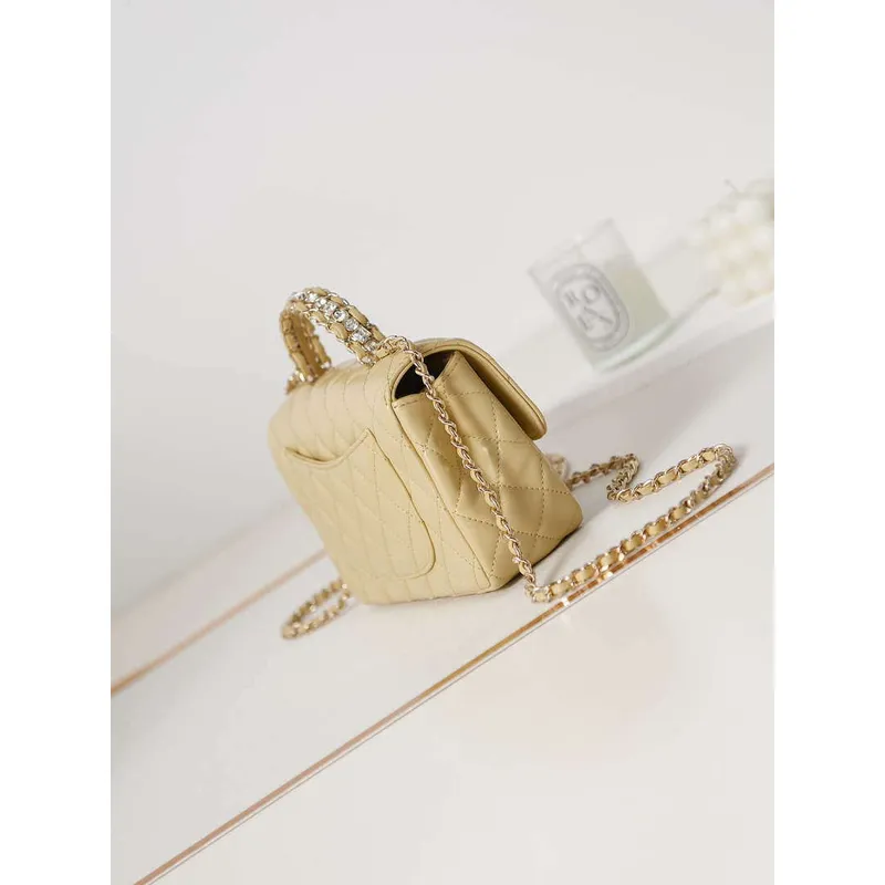 Chanel AS4141 Kabelka s klopou s reliéfním motivem kamélie a horním uchem, béžová