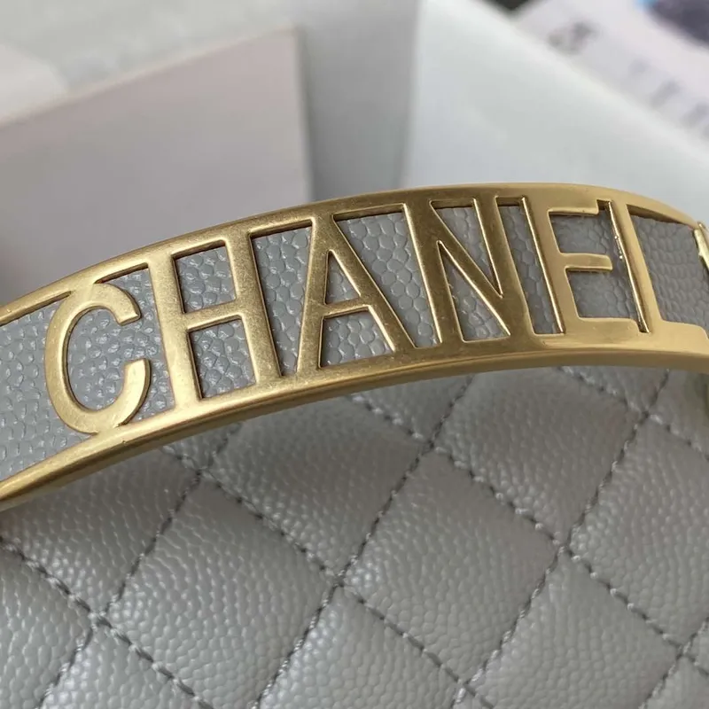 Chanel A94805 Chlapecká taška s klopou a uchem, z broušené lesklé telecí kůže, zlatý kov, šedá