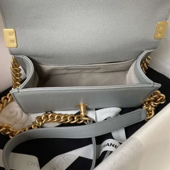 Chanel A94805 Chlapecká taška s klopou a uchem, z broušené lesklé telecí kůže, zlatý kov, šedá