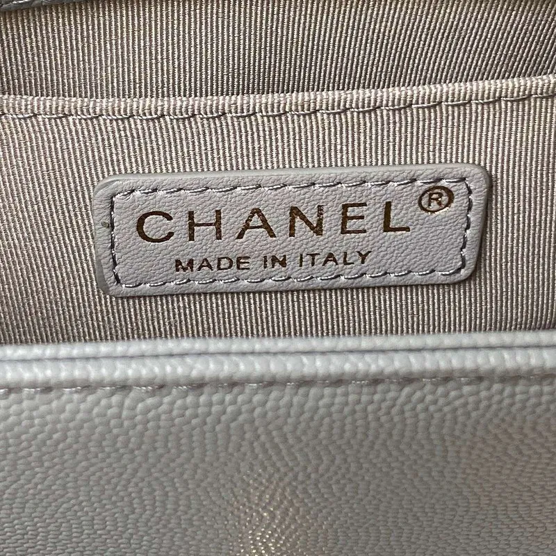 Chanel A94805 Chlapecká taška s klopou a uchem, z broušené lesklé telecí kůže, zlatý kov, šedá