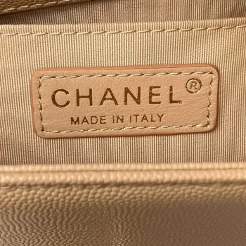 Chanel A94805 Chlapecká taška s klopou a uchem, z broušené lesklé telecí kůže, zlatý kov, béžová