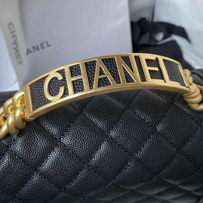 Chanel A94805 Chlapecká taška s klopou a uchem, z broušené lesklé telecí kůže, zlatý kov, černá