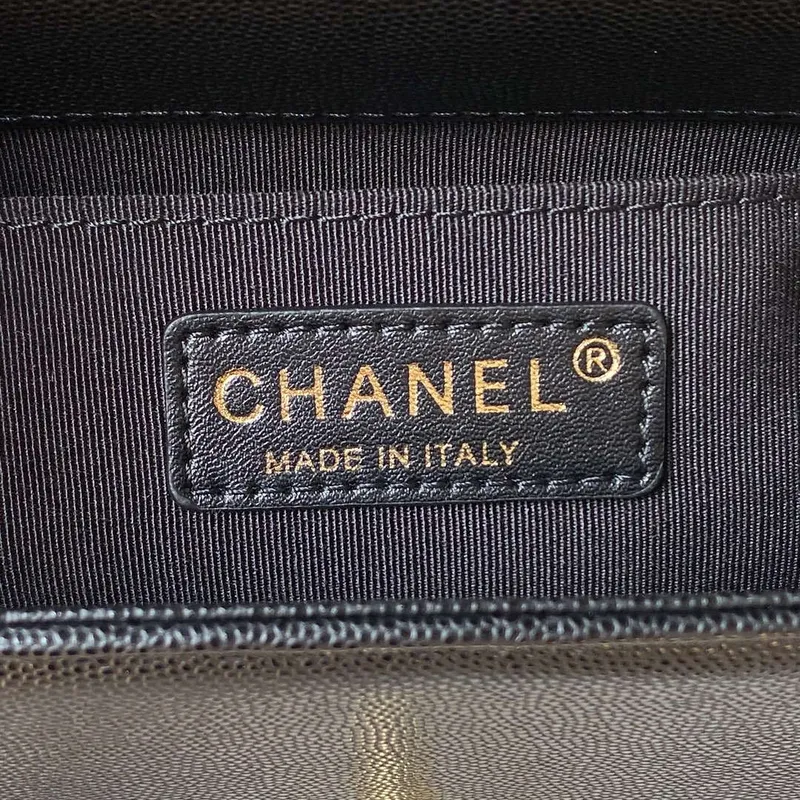 Chanel A94805 Chlapecká taška s klopou a uchem, z broušené lesklé telecí kůže, zlatý kov, černá