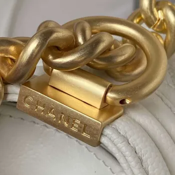 Chanel A94805 Chlapecká taška s klopou a uchem, z lesklé telecí kůže s povrchovou úpravou, zlatý kov, bílá