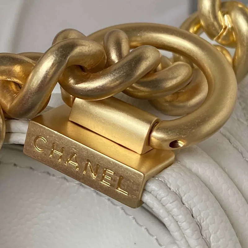 Chanel A94805 Chlapecká taška s klopou a uchem, z lesklé telecí kůže s povrchovou úpravou, zlatý kov, bílá