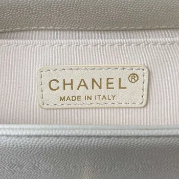 Chanel A94805 Chlapecká taška s klopou a uchem, z lesklé telecí kůže s povrchovou úpravou, zlatý kov, bílá