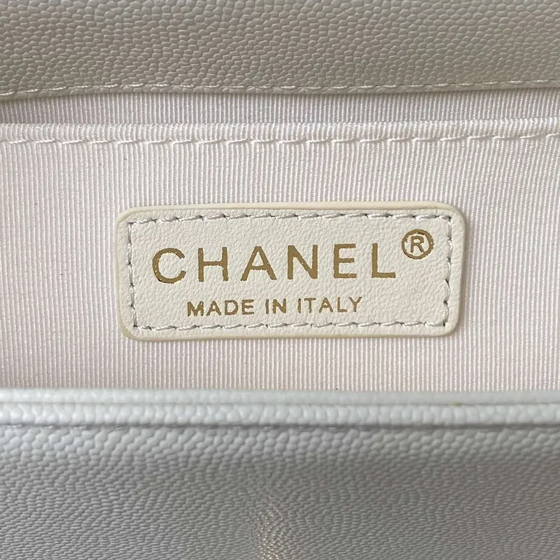 Chanel A94805 Chlapecká taška s klopou a uchem, z lesklé telecí kůže s povrchovou úpravou, zlatý kov, bílá