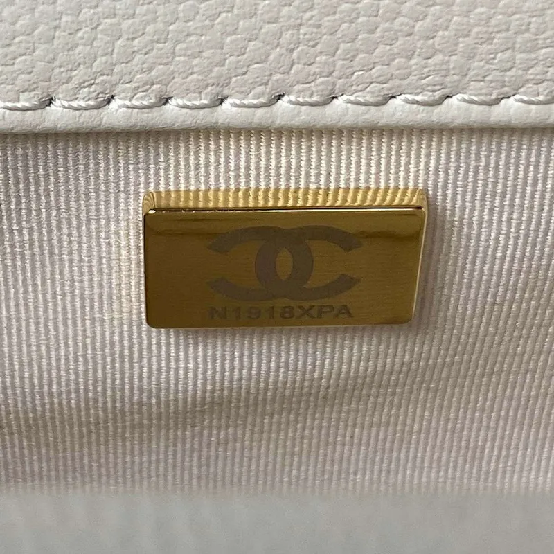 Chanel A94805 Chlapecká taška s klopou a uchem, z lesklé telecí kůže s povrchovou úpravou, zlatý kov, bílá