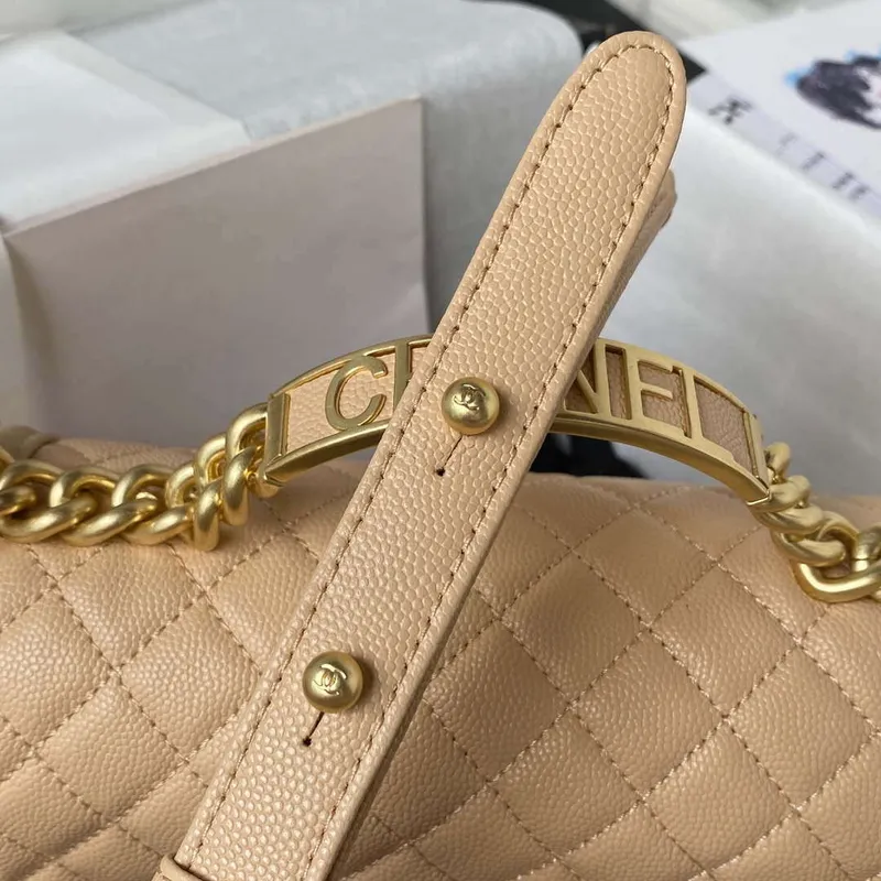 Chanel A94804 Boy Chanel taška s klopou a uchem, z broušené lesklé telecí kůže, zlatý kov, béžová