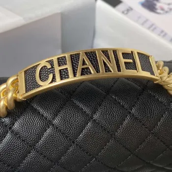 Chanel A94804 Boy Chanel taška s klopou a uchem, z broušené lesklé telecí kůže, zlatý kov, černá