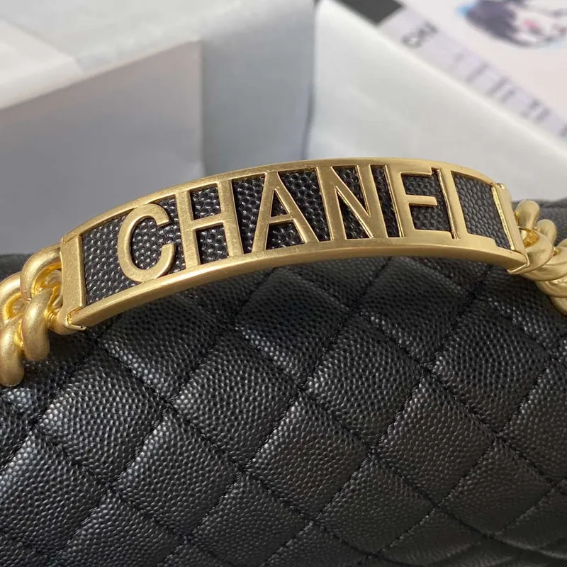 Chanel A94804 Boy Chanel taška s klopou a uchem, z broušené lesklé telecí kůže, zlatý kov, černá