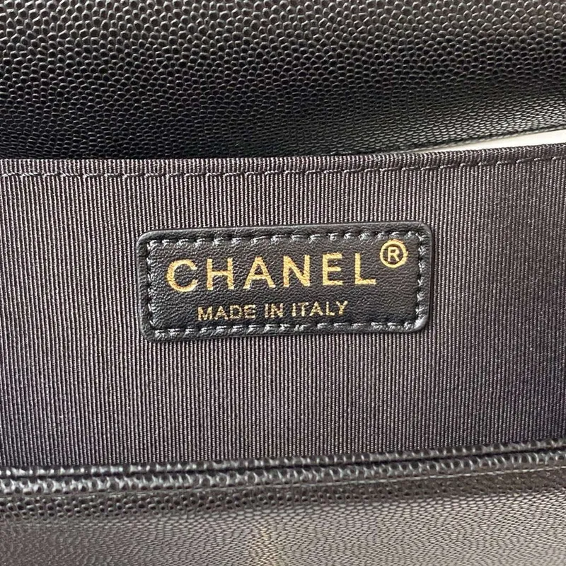 Chanel A94804 Boy Chanel taška s klopou a uchem, z broušené lesklé telecí kůže, zlatý kov, černá