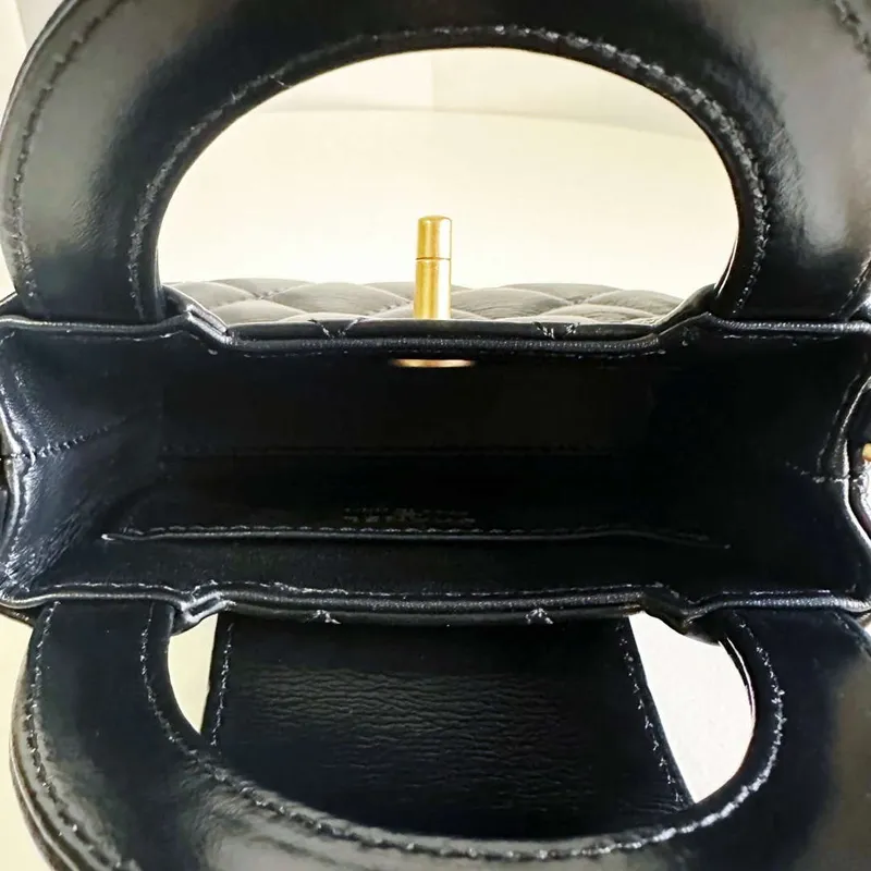 Chanel AP3435 Lesklá stárnutá telecí kůže a zlatý kov Černá