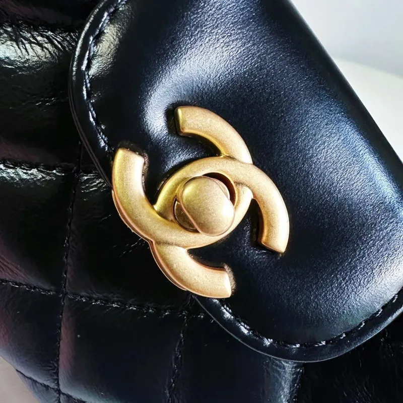 Chanel AP3435 Lesklá stárnutá telecí kůže a zlatý kov Černá