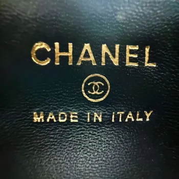 Chanel AP3435 Lesklá stárnutá telecí kůže a zlatý kov Černá