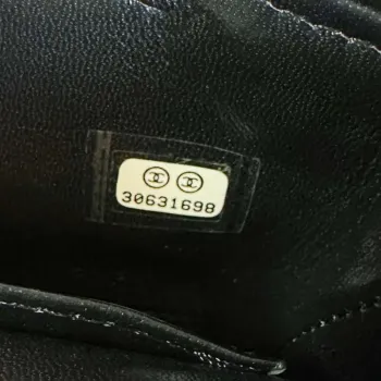 Chanel AP3435 Lesklá stárnutá telecí kůže a zlatý kov Černá