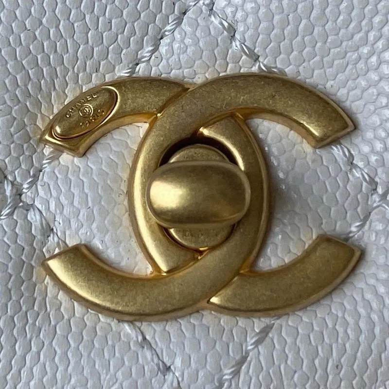 Chanel 23P Střední taška s klopou a hnědým horním uchem A92990 Bílá