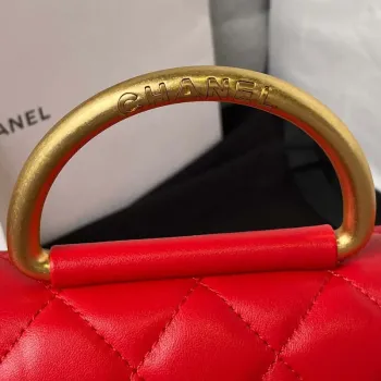 Chanel AP3484 KLOBÁSKA S ŘETĚZEM Lesklá jehněčí kůže a zlatý kov Červená