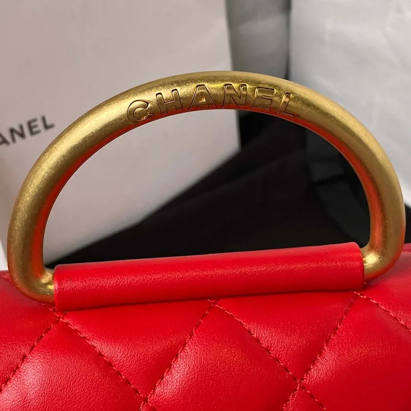 Chanel AP3484 KLOBÁSKA S ŘETĚZEM Lesklá jehněčí kůže a zlatý kov Červená