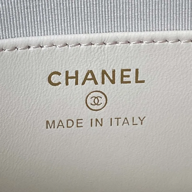 Chanel AP3484 KLÁŠTĚNKA S ŘETĚZEM Lesklá jehněčí kůže a zlatý kov Bílá