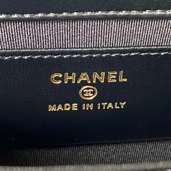 Chanel AP3485 Psaníčko s řetízkem z lesklé jehněčí kůže a zlatého kovu, černé