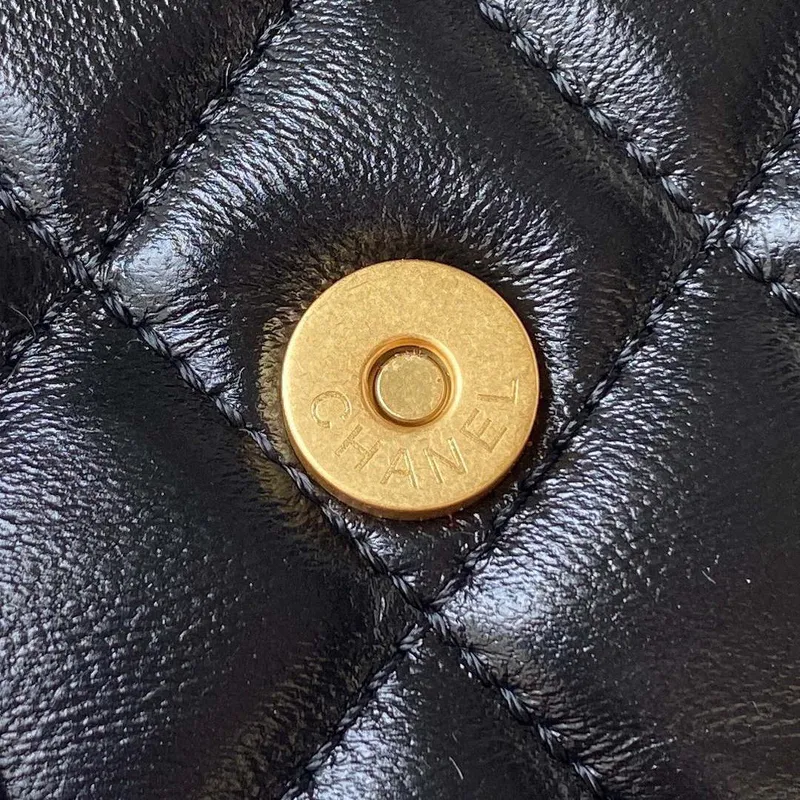 Chanel AP3485 Psaníčko s řetízkem z lesklé jehněčí kůže a zlatého kovu, černé