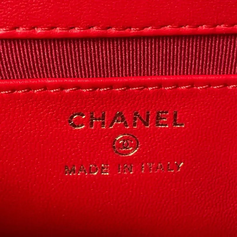 Chanel AP3485 Psaníčko s řetízkem z lesklé jehněčí kůže a zlatého kovu, červené