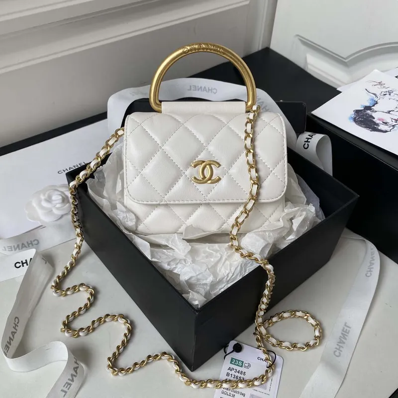 Chanel AP3485 Psaníčko s řetízkem z lesklé jehněčí kůže a zlatého kovu, bílé