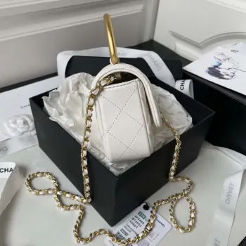 Chanel AP3485 Psaníčko s řetízkem z lesklé jehněčí kůže a zlatého kovu, bílé