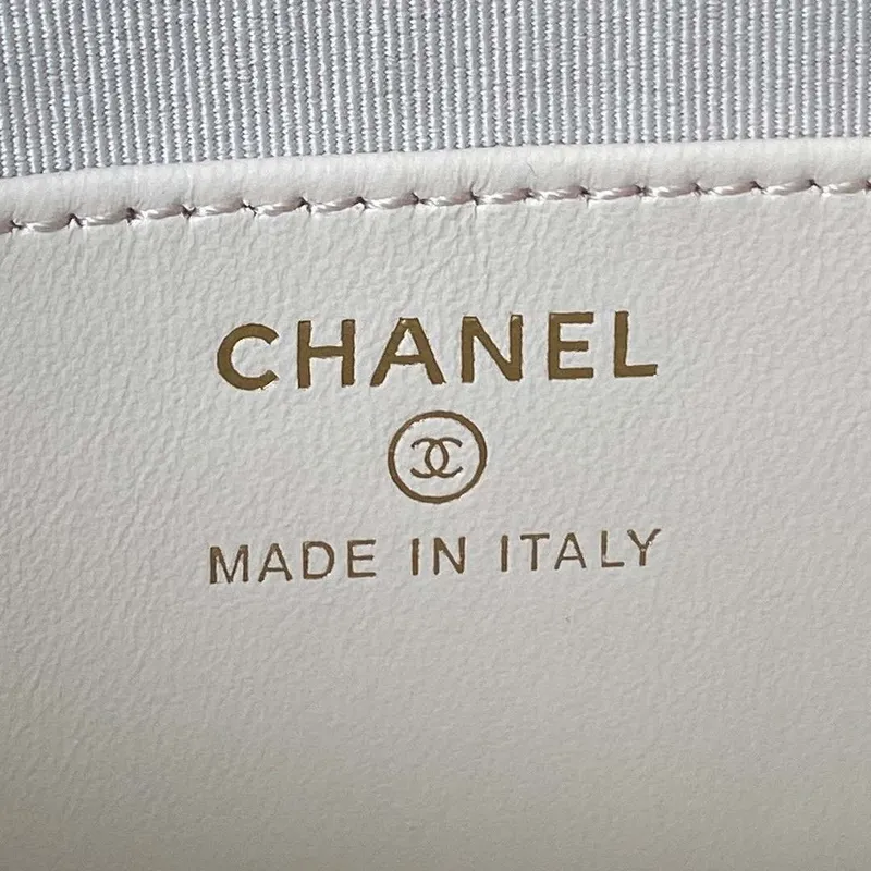 Chanel AP3485 Psaníčko s řetízkem z lesklé jehněčí kůže a zlatého kovu, bílé