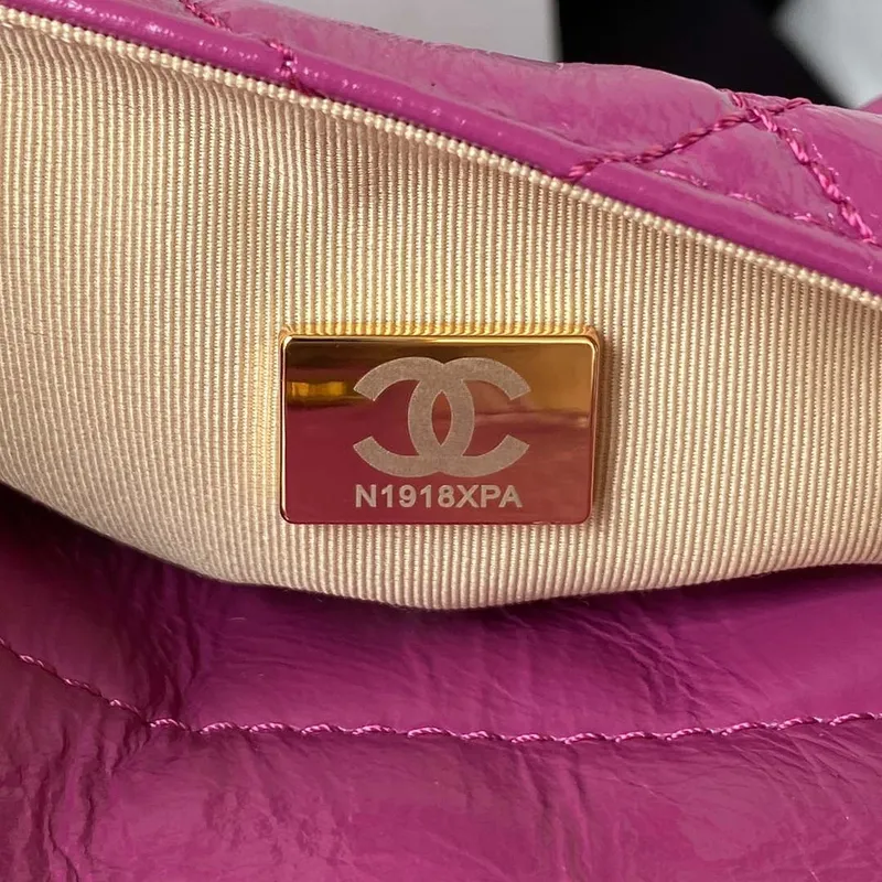 Chanel AS4323 Malá taška Hobo z lesklé zmačkané telecí kůže, zlatý kov, fialová