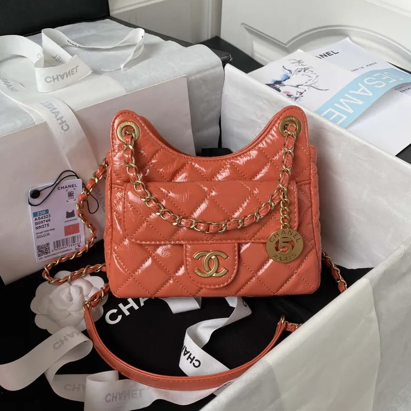 Chanel AS4323 Malá taška Hobo z lesklé zmačkané telecí kůže, zlatý kov, oranžová