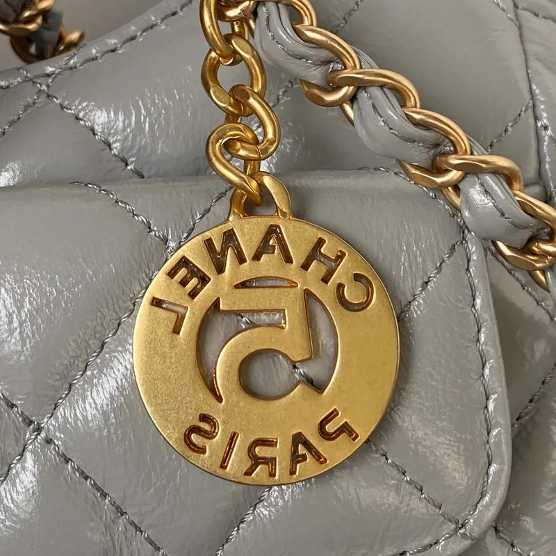 Chanel AS4323 Malá taška Hobo z lesklé zmačkané telecí kůže, zlatá kovová šedá